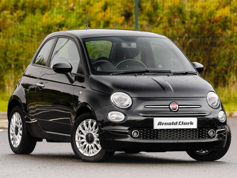 Black Fiat 500 from the front 